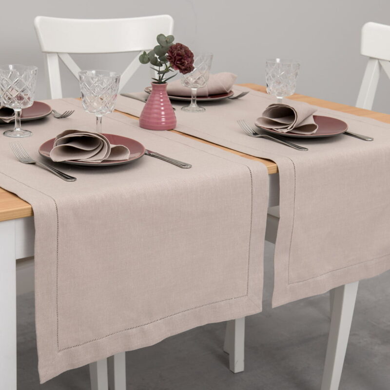 Chemin de table de lin coton en couleur  vieux rose décorée à son bord de points ajourés.