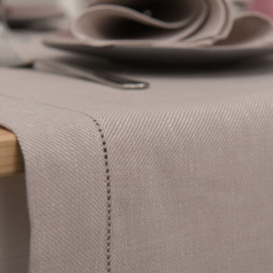Tissu a un belle armure sergé. Type du bord – bordure pliée de 4cm.