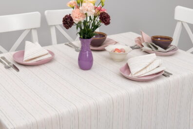 Nappe blanc cassé de lin coton en rayures fines.