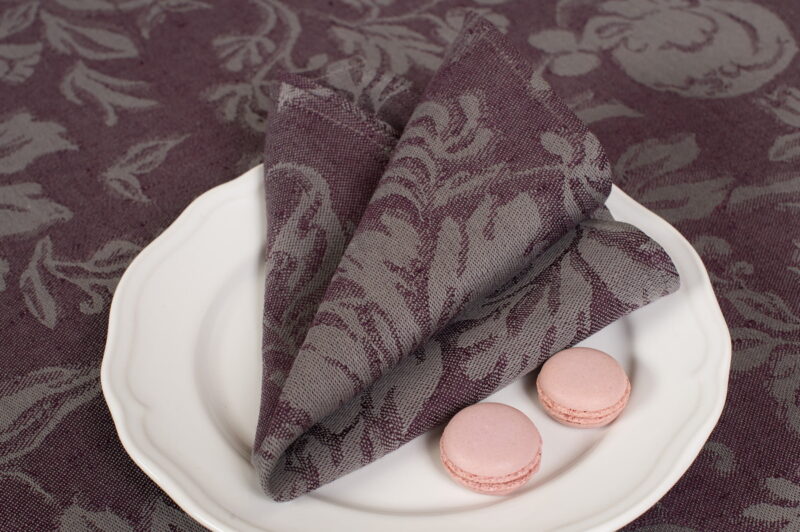 Serviette lin coton Jacquard bordeaux avec des fleurs.