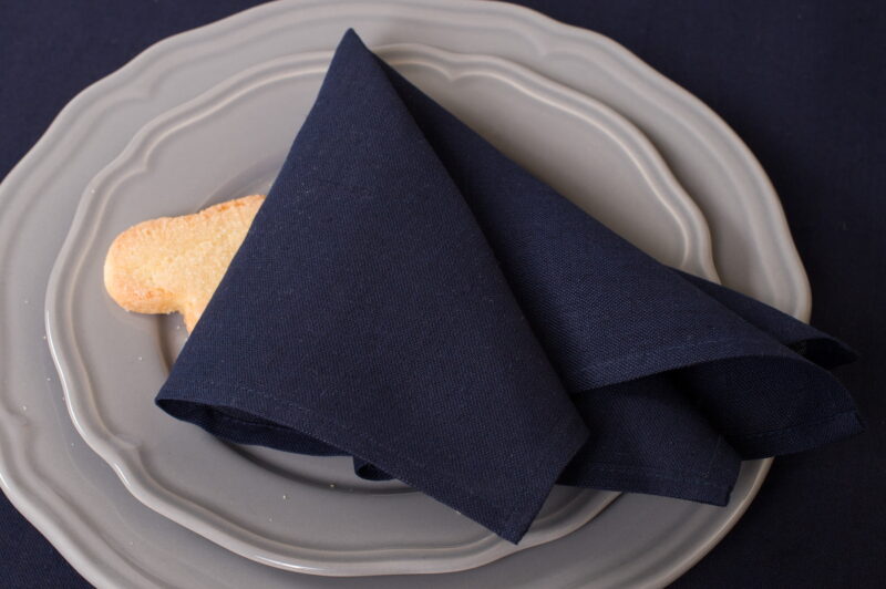 Serviette de lin coton bleu foncé.