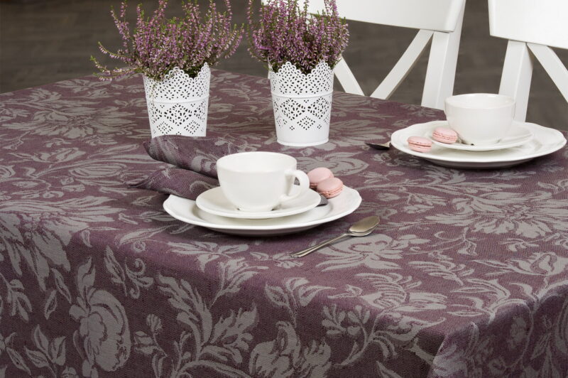 Nappe de lin coton Jacquard bordeaux avec des fleurs.