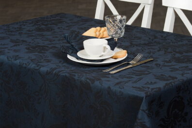 Nappe de lin coton Jacquard bleu foncé avec des grandes fleurs.