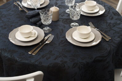 Nappe ronde ovale metis de lin coton en couleur bleu foncé avec des fleurs grandes.