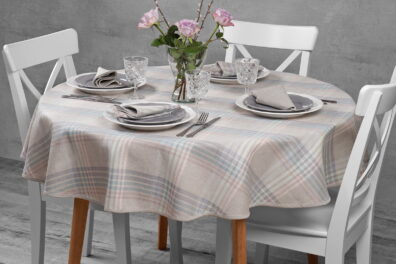 Nappe ronde / ovale beige de lin coton en rayures bleu gris, vert, rose.