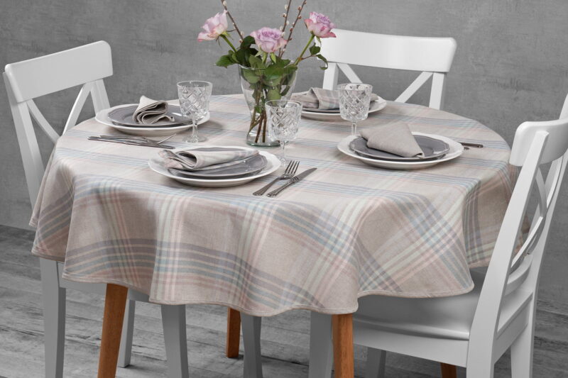 Nappe ronde / ovale beige de lin coton en rayures bleu gris, vert, rose.