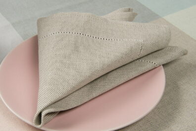 Serviette de lin coton, beige avec des points ajoures.