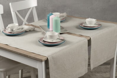 Chemin de table lin coton en mélange de couleurs blanc et naturelle de lin, décoré d`un rang de points ajourés.