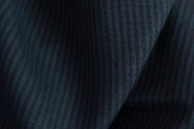 Tissu 100% lin en rayures bleu et noir foncé.