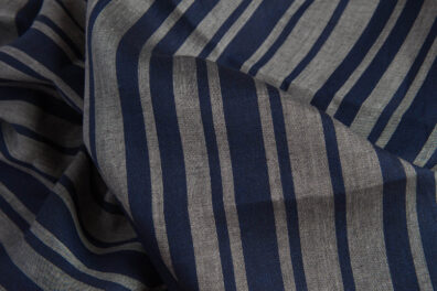 Tissu lin en rayures bleu foncé et grises.