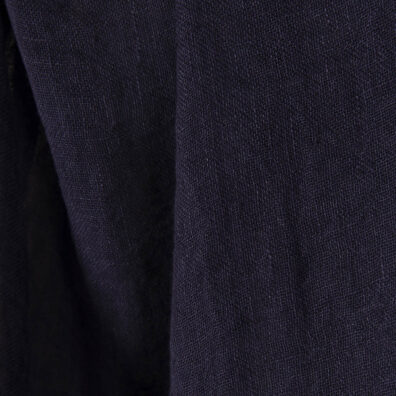 Tissu gaze de 100% lin lavé en couleur navy, bleu foncé.