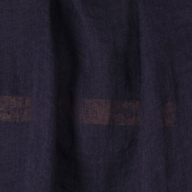 Tissu gaze de 100% lin lavé en couleur navy, bleu foncé.