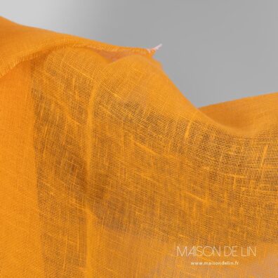 Tissu transparent de lin jaune.