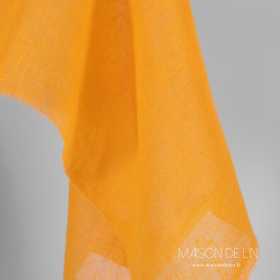 Tissu transparent de lin jaune.