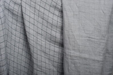 Tissu gris clair double face de lin lavé à carreaux