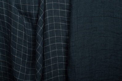 Tissu bleu foncé double face de lin lavé à carreaux
