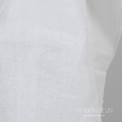 Tissu lin blanc casse poids moyen.