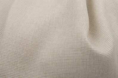 Tissu 100% lin à carreaux vichy beige et blanc cassé.