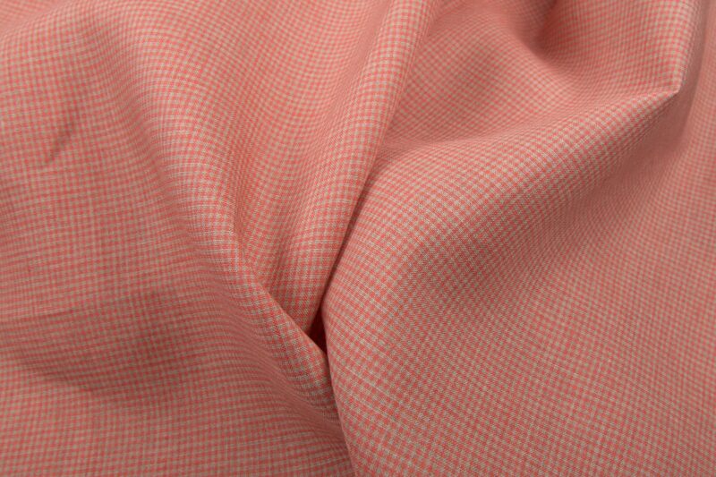 Tissu de 100% lin vichy beige et rose.