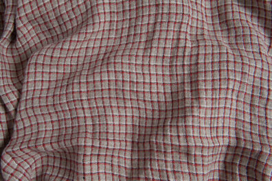 Tissu beige de lin lavé à carreaux rouges et noirs