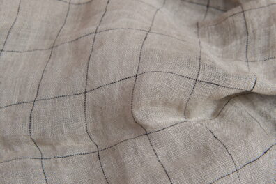 Tissu beige de lin transparent lavé à carreaux noirs