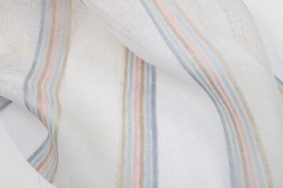 Tissu lin blanc cassé avec des rayures multicolores.