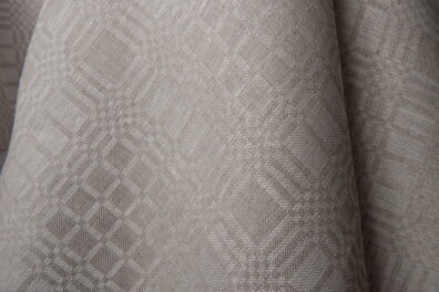 Tissu de lin 100% à carreaux en motif traditionnel en mélange des couleurs naturelle de lin et blanc.