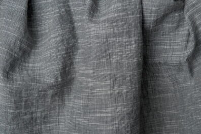 Tissu gris foncé de lin-coton lavé en rayures irrégulières