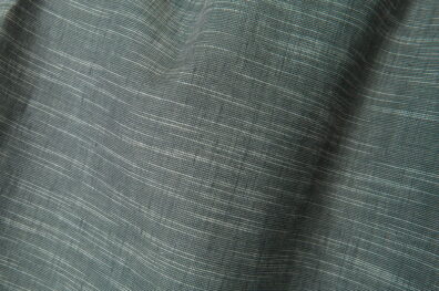 Tissu gris foncé de lin-coton en rayures irrégulières