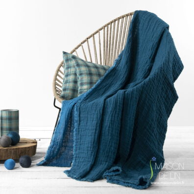 Plaid de lin lavé double face en couleur bleu foncé.