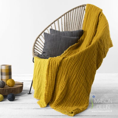 Plaid de lin lavé double face en couleur jaune moutarde.