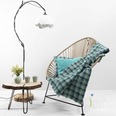 Le plaid est lavé, c’est pourquoi il est doux et mou avec une belle structure.