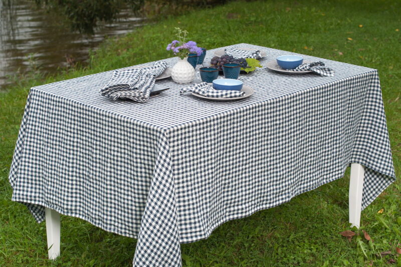 Nappe de lin lavé vichy bleu foncé at blanc cassé.