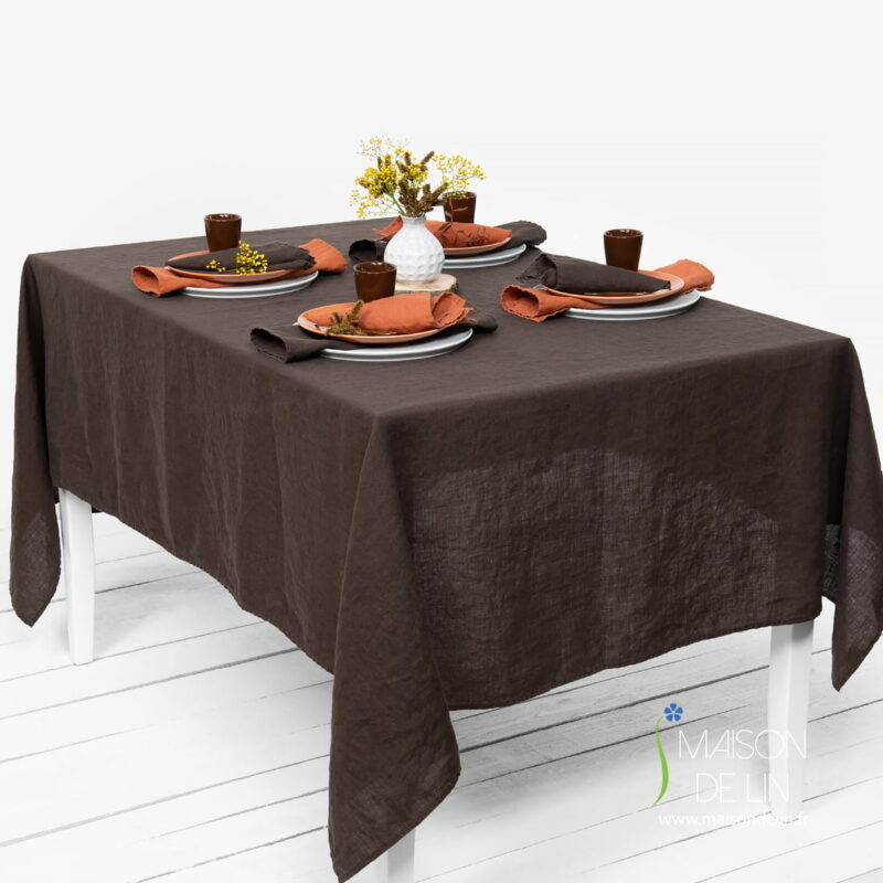Nappe de lin lavé en couleur marron foncé.