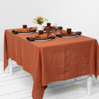 Nappe de lin lavé en couleur vieux orange.