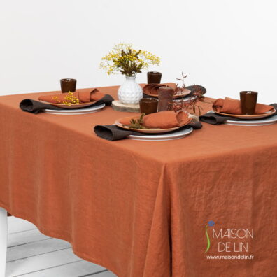 Nappe de lin lavé en couleur terracotta.