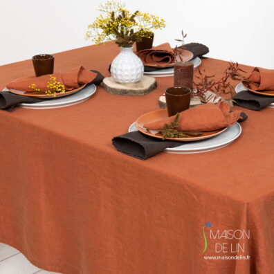 Nappe de lin ourlet simple.