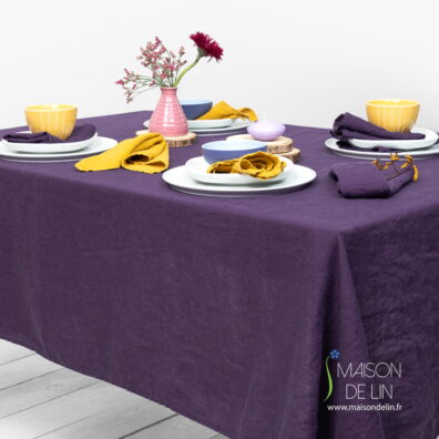 Nappe de 100% lin lavé en couleur violet foncé.