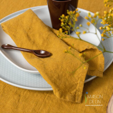 Serviette de 100% lin lavé en belle couleur jaune en une nuance de orange.