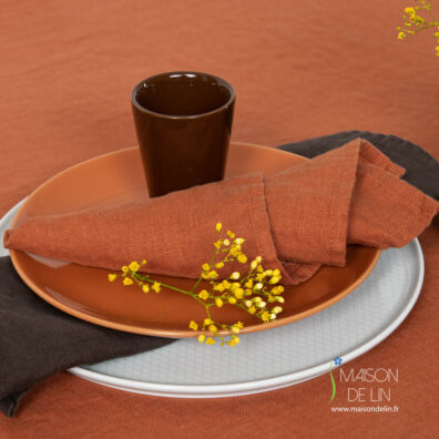 serviette de 100% lin lavé en belle couleur vieux orange / terracotta.