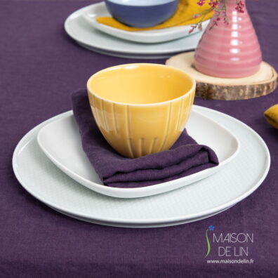 Serviette de 100% lin violet.
