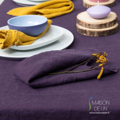 Serviette lin lave en couleur violet.