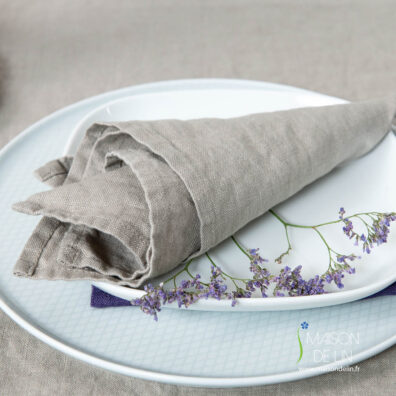 Serviette de lin lavé en couleur gris clair.