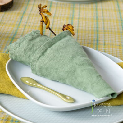 Serviette de 100% lin lavé en belle couleur vert pastel / céladon.