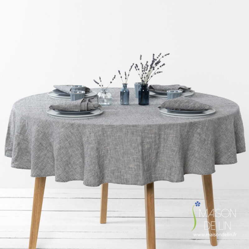 Nappe ronde de lin-coton lavé en couleur gris foncé.