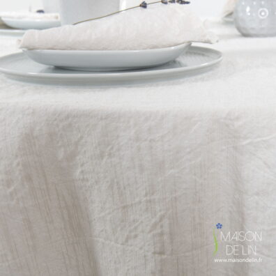 La nappe est décorée d'un bord délicat.