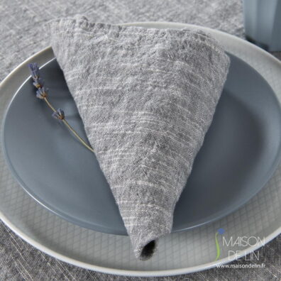 Serviette de lin-coton lavé en couleur gris foncé.