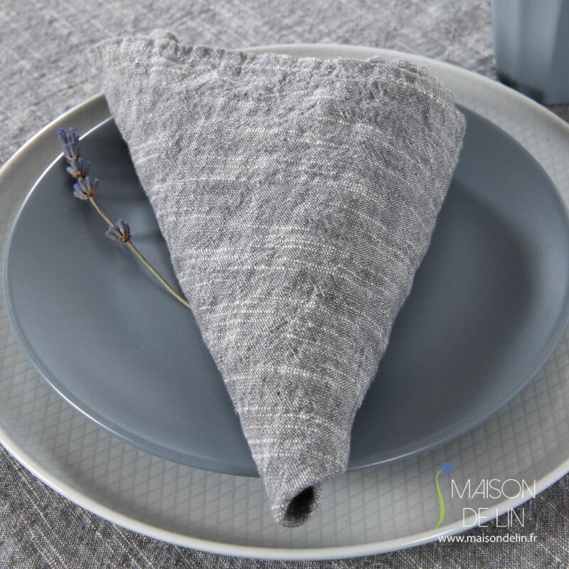 Serviette de lin-coton lavé en couleur gris foncé.