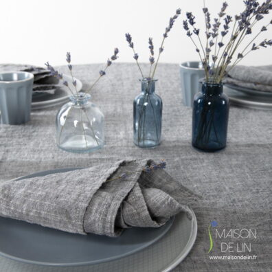 Serviette metis de lin coton lavé en couleur gris foncé ayant fils spéciaux plus épais.