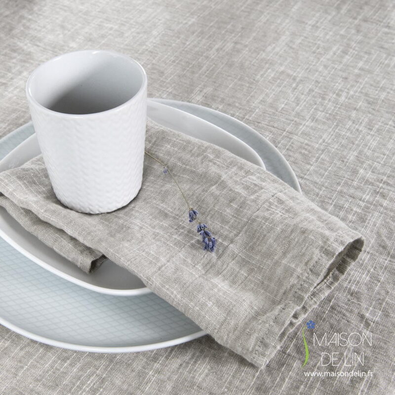 Serviette de lin-coton lavé en couleur beige.